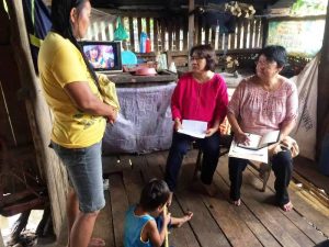 Sec. Taguiwalo listens to a Pantawid Pamilya mother as part of the 'Kamustahan Project.