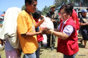 DSWD Secretary Dinky Soliman leads the distribution of relief goods in Loon, Bohol.