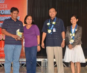 Raul (left) with his wife, Charito and Assistant Secretary Teodulo R. Romo and DSWD-Field Office III Director Adelina S. Apostol