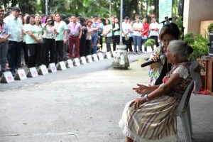 Lola Magdalena sharing her story to DSWD personnel.