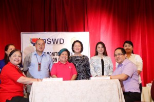 Sec. Soliman witnesses the signing of the agreement that will create an independent fact-finding group to investigate alleged anomalies on the Emergency Shelter Assistance  in Western Visayas.   Signing the agreement are  DSWD Director Ma. Evelyn B. Macapobre of Field Office VI and DILG Director Atty. Anthony Nuyda.   Other witnesses are (from left) Director Ma. Theresa Briones, Msgr. Domingo Oso of Jaro ArchdiocesanSocial Action Center (JASAC), Victoria Garchitorena and Atty. Mariness Ledesma of UBAS, and Jeneda Orendain of the Liga ng mga Barangay-Iloilo.