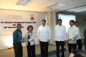 DSWD-Internal Audit Service Director Wayne C. Belizar, who is also the Department’s Integrity Management Committee Secretariat Head, accepts the plaque of recognition given to DSWD as the lead implementer of the IMP. Presenting the plaque are Ombudsman Conchita Carpio-Morales and Commission on Audit Chairperson Michael Aguinaldo, along with the other members of the IMP-Program Management Committee-Technical Working Group (PMC-TWG).