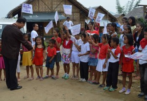 Chinese Ambassador to the Philippines Zhao Jianhua gets a warm welcome from children at a transitional site in Tacloban City during his visit to the area. 