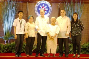 President Benigno S. Aquino, III, DSWD Secretary Corazon Juliano-Soliman and DSWD Assistant Secretary Noel Macalalad, Chairperson of DSWD’s 65th Anniversary Committee with John Ramon Gadia ( left), Pantawid Pamilyang Pilipino Program beneficiary; Rosario Andres Resulta, beneficiary of Social Pension for Indigent Senior Citizens; and, Mary Grace Pagaran, Pantawid Pamilya Manila City Link during the anniversary celebration of the Department in Malacanang.