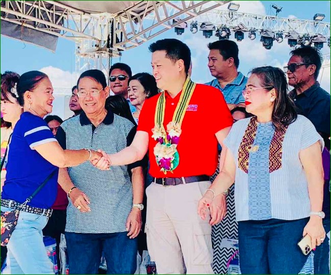 DSWD, Abra LGU extend cash aid to solo parents in Abra | Department of ...